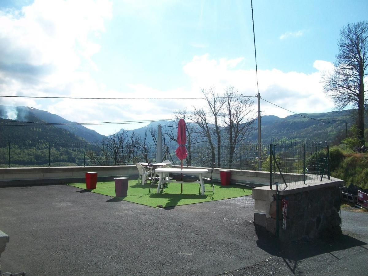 Vacances Au Pied Des Monts Du Cantal Laveissiere Exterior photo