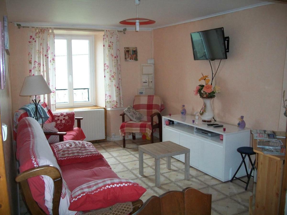 Vacances Au Pied Des Monts Du Cantal Laveissiere Exterior photo