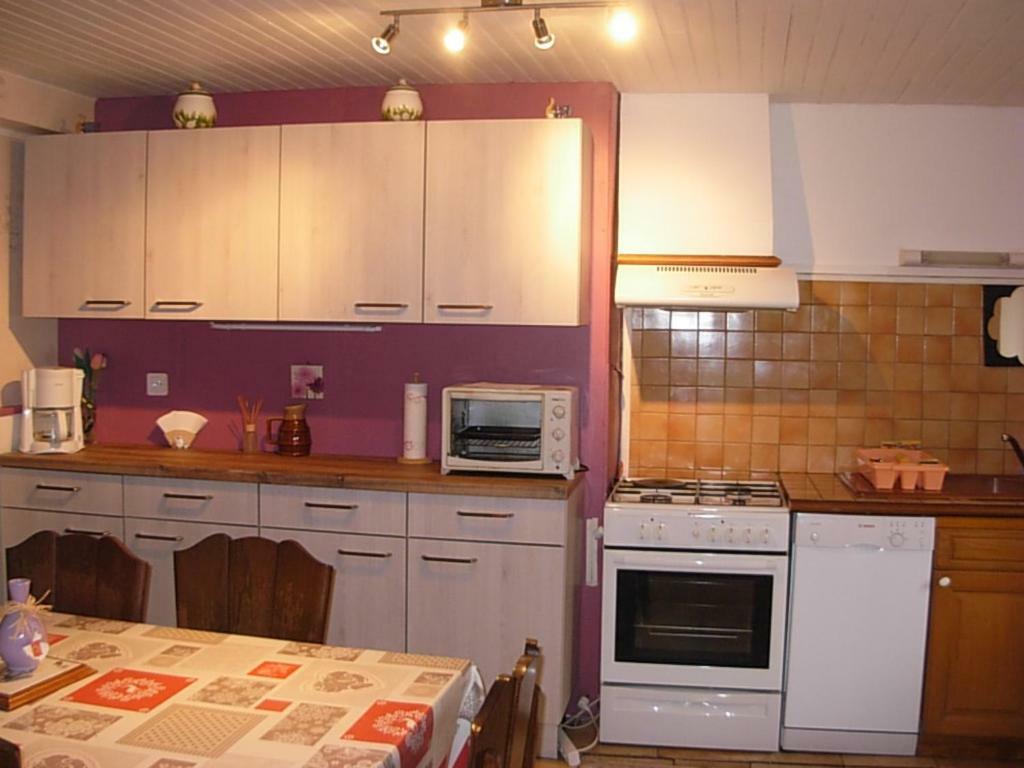 Vacances Au Pied Des Monts Du Cantal Laveissiere Exterior photo